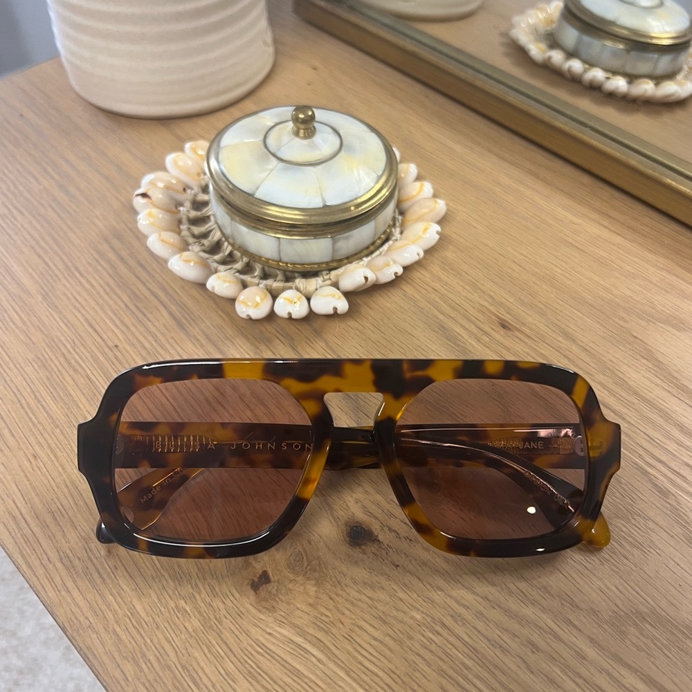 NWOT JANE IN BROWN TORTOISE MAROON LENS